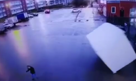 Непогода в Кашире: сорванная ветром конструкция едва не сбила девушку