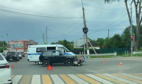 Мотоцикл и «Нива» столкнулись на перекрестке Стрелецкой и Иваньковского шоссе