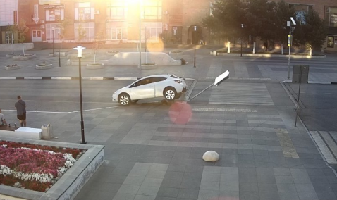 Водитель Опеля, сбивший дорожный знак на Садовой, может лишиться свободы на 2 года