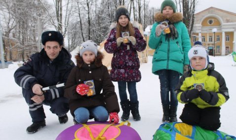 Сотрудники ГИБДД в местах массовых зимних забав