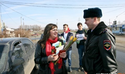 Сотрудники Госавтоинспекции провели акцию «Весенне-цветочное настроение»