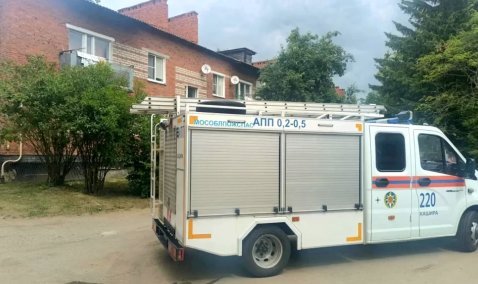 Спасатели в Кашире проникли в квартиру через окно, чтобы помочь упавшему пенсионеру