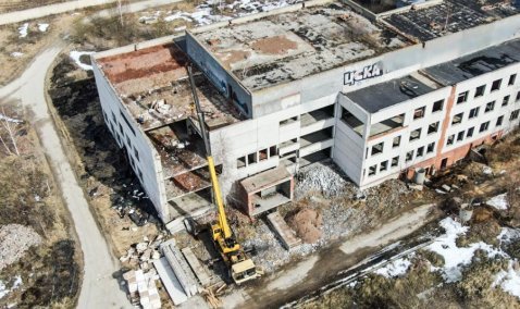 Рабочие приступили к разбору здания недостроенной больницы в Кашире-3