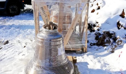 Восемь колоколов доставили с Урала для будущей звонницы Никитского монастыря