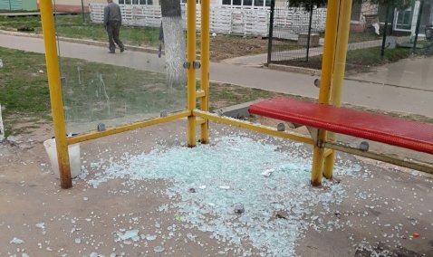 Это разгром: в Кашире-2 вандалы повредили остановочный павильон