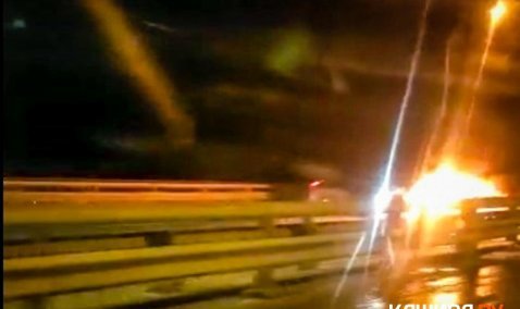 В результате ДТП на мосту через Оку сгорел автомобиль