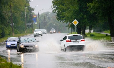 Сильный дождь и шквалистый ветер надвигаются на Каширу