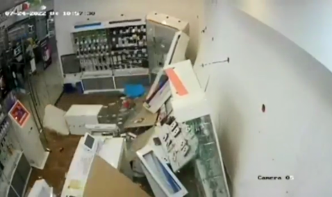 Водитель автомобиля въехал в салон сотовой связи в Кашире-1