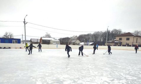 В Зендиково залили новый ледовый каток, а на катке в Кашире-2 разбили стекла в раздевалке