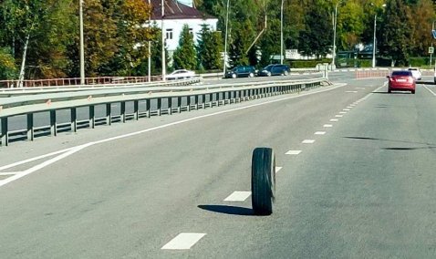 Отлетевшее у автомобиля колесо едва не спровоцировало аварию на мосту рядом с «Гофроном»