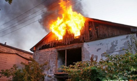 В Большом Руново горит частный дом - к тушению привлечены 12 человек