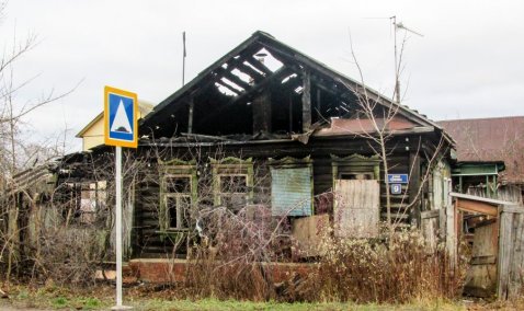 Крыша и стены обгорели в результате пожара в деревянном доме на станции Кашира
