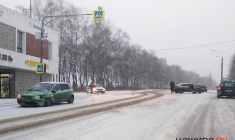 Hyndai и ВАЗ столкнулись на Каширском проспекте возле администрации