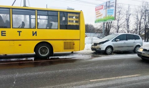 Легковушка въехала в школьный автобус у рынка в Кашире-1
