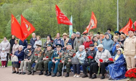 Как в Кашире отмечали День Победы: цветы, залп и театр у обелиска