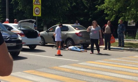 Автомобиль такси сбил женщин на ул. Советской в Кашире-1