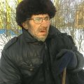 Мужчина, живущий в землянке у кладбища, ищет родных в Кашире