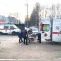 Женщину с кровотечением помогли переместить в скорую каширские спасатели