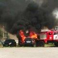 Автомобиль Lada сгорел на парковке у дома в Новоселках