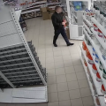 Камеры наблюдения зафиксировали, как 25-летний каширянин обокрал строительный магазин на ул. Стрелецкой