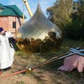 Купола и кресты освятили в храме Александра Невского поселка Ледово