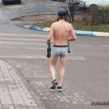 Проспорил?! Парень в трусах и ушанке разгуливал по улицам Каширы