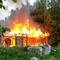 В полыхавшем частном доме в деревне Злобино обошлось без пострадавших