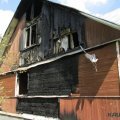Кровля, потолок и стены дома обгорели в результате пожара в деревне Верзилово
