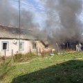 Тринадцать человек выбрались из горящего дома в деревне под Каширой