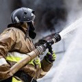 Четверть сотни пожарных тушили горящее строение на Центролите