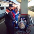 Спасатели помогли транспортировать пожилую женщину с переломом бедра с платформы станции Кашира