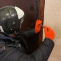 Спасатели в Кашире вскрыли квартиру для спасения пенсионерки