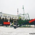 На площади у АТС в Кашире-2 начали собирать новогоднюю елку