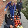 В Кашире мужчина выпал с третьего этажа на козырек подъезда