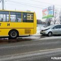 Легковушка въехала в школьный автобус у рынка в Кашире-1