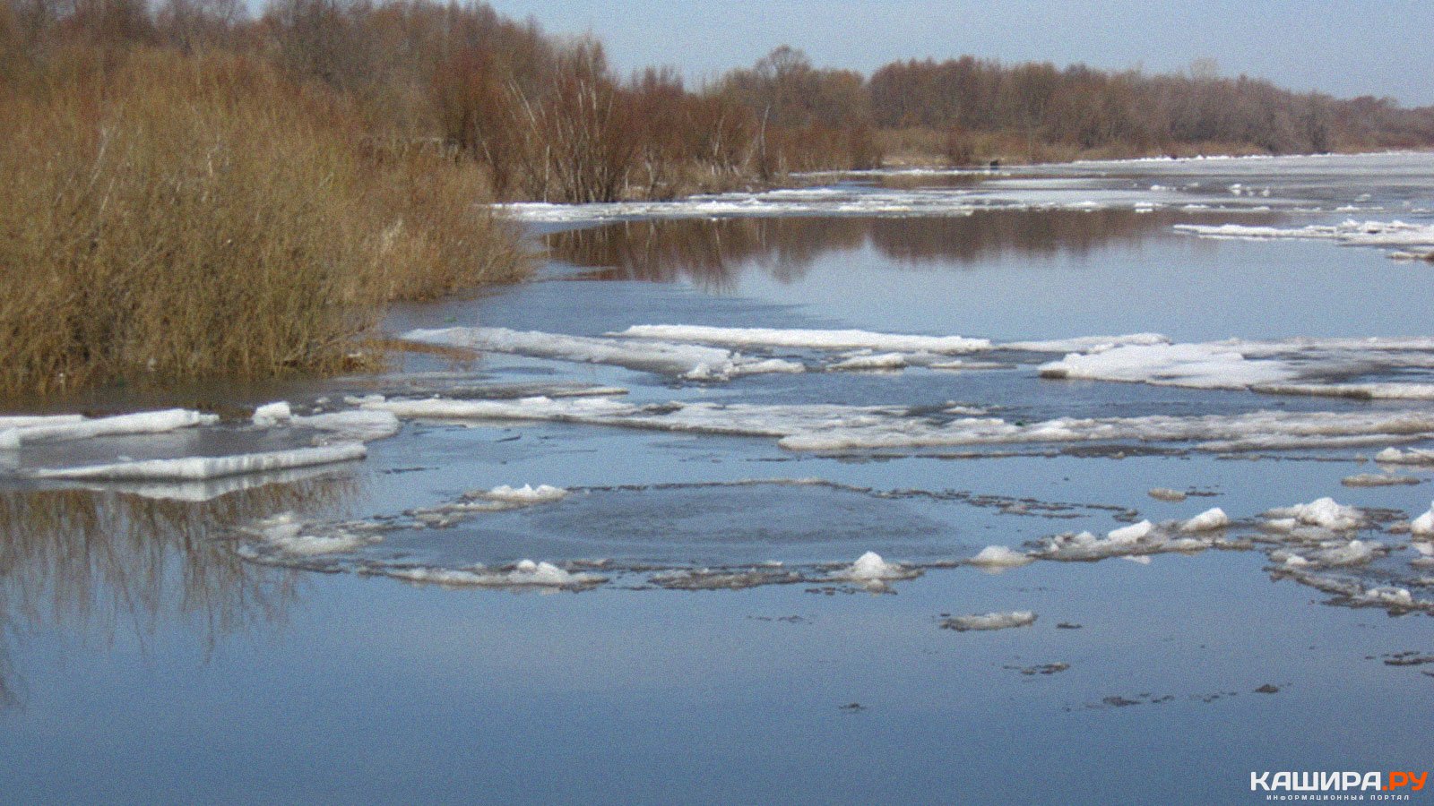 Таяние льда на водоемах. Река весной. Весенняя река. Разлив реки весной.