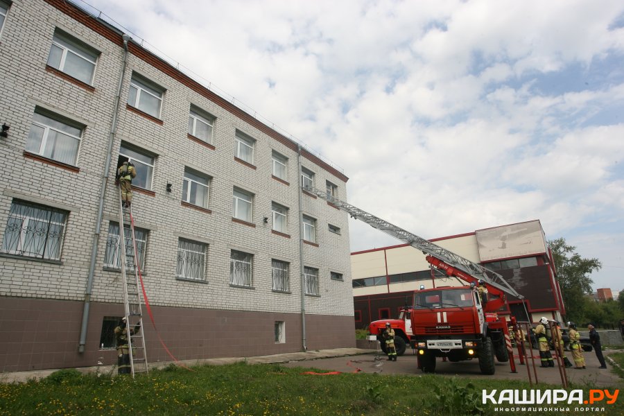 Пожарные «тушили» Ожерельевский колледж и спасали «пострадавших»