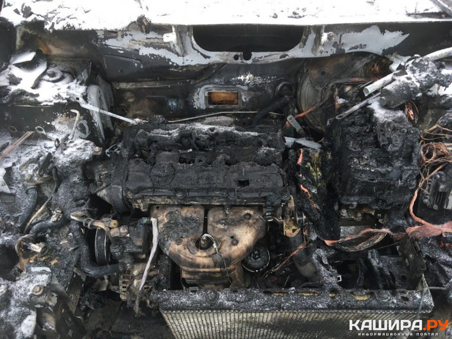 сгоревший двигатель автомобиля. сгоревший электродвигатель. сгорел моторный отсек.