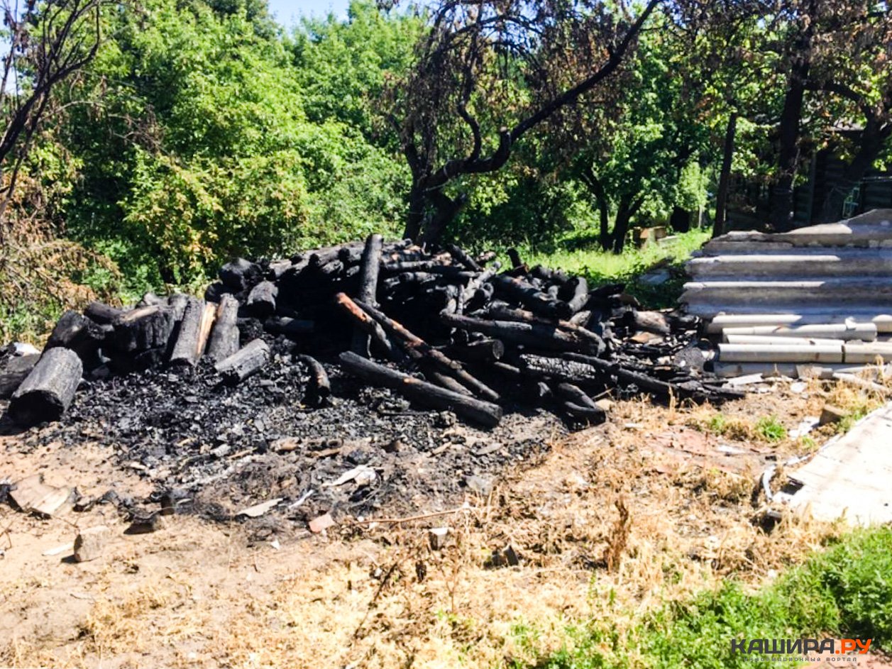 В деревне Горки пожар от загоревшихся бревен едва не перекинулся на  соседние дома » Информационный портал г. Кашира