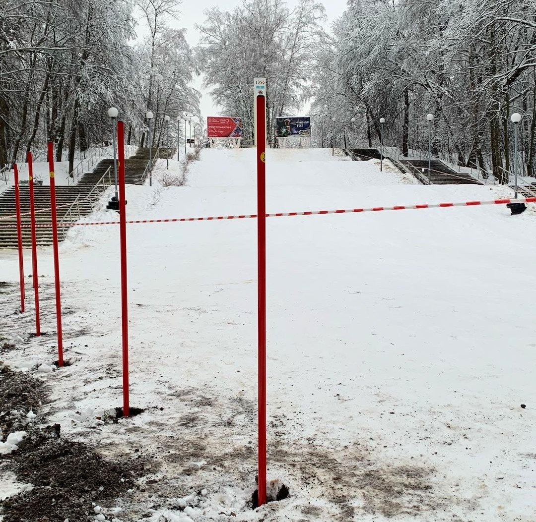 Защитное ограждение начали устанавливать на горке в Каширском парке |  15.12.2021 | Кашира - БезФормата