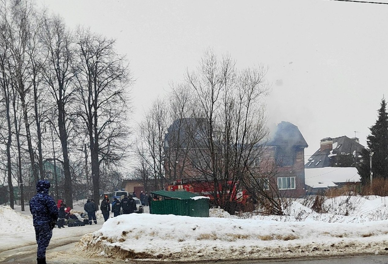 Большой жилой дом сгорел в воскресенье в деревне Аладьино Видео |  05.02.2024 | Кашира - БезФормата